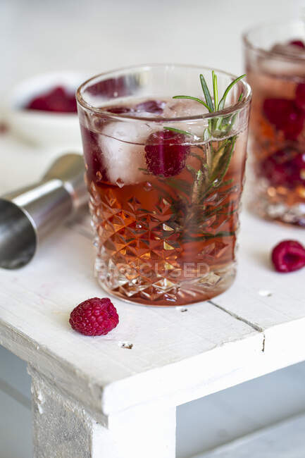 Gin & Tonic with raspberries and rosemary — Stock Photo