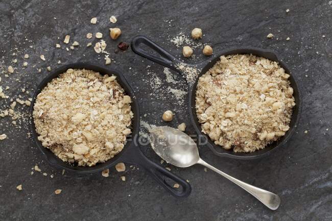 Chocolate and pear crumble in cast iron skillets (before baking) — Stock Photo