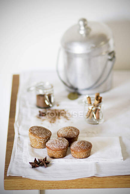 Mini bolos de especiarias na mesa de madeira — Fotografia de Stock