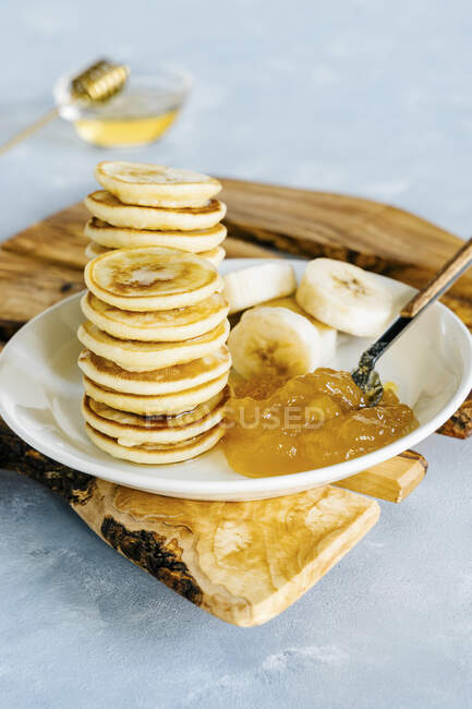 Mini pancakes with mango pineapple jam and banana — Stock Photo