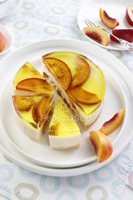 Kalter Käsekuchen mit Gelee und Pfirsichen — Stockfoto