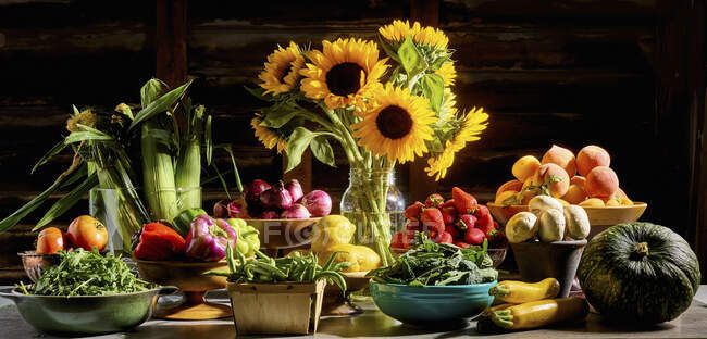 Flores do outono, legumes, cebola, ervas, repolho e especiarias em uma loja de madeira — Fotografia de Stock