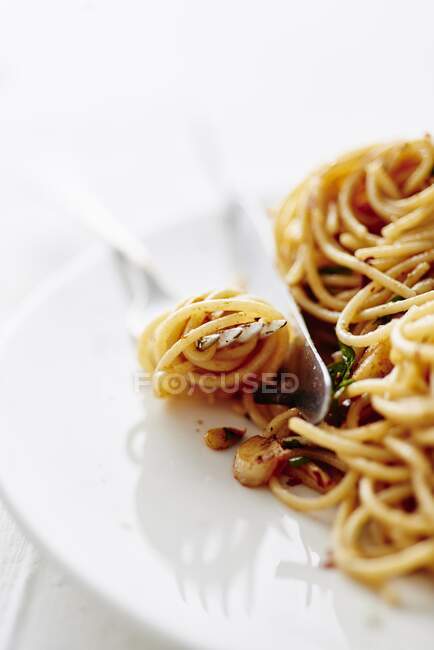 Spaghetti with anchovies and garlic — Stock Photo