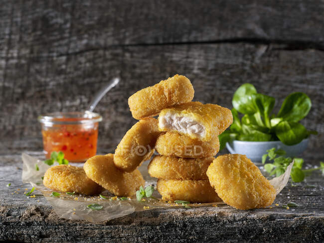 Chicken nuggets with lamb's lettuce and dip — Stock Photo