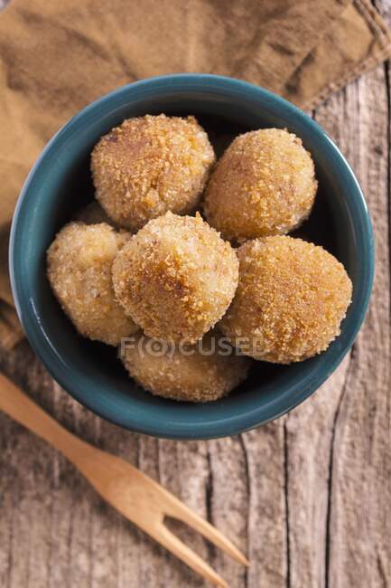 Vegetarian cauliflower balls in a bowl (top view) — Stock Photo