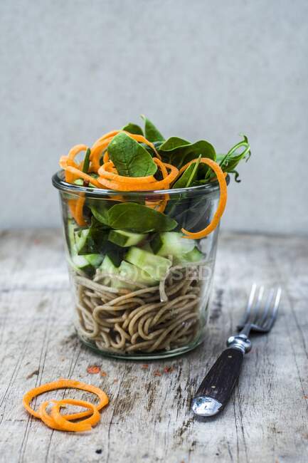 Spaghetti with cucumber and spinach in a glass — Photo de stock