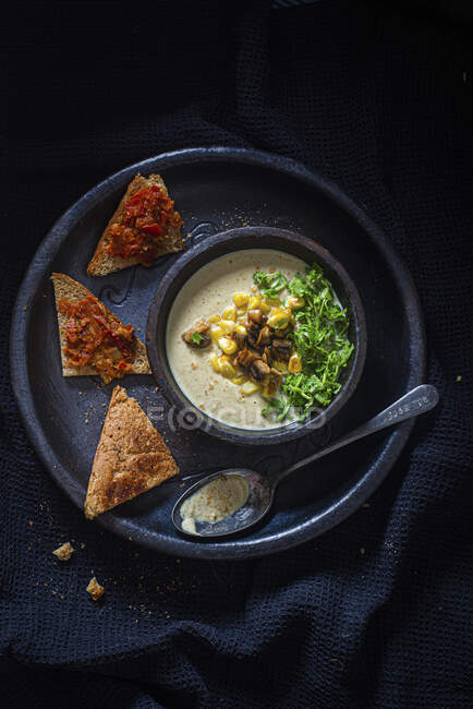 Sopa de champiñones indios con maíz dulce - foto de stock