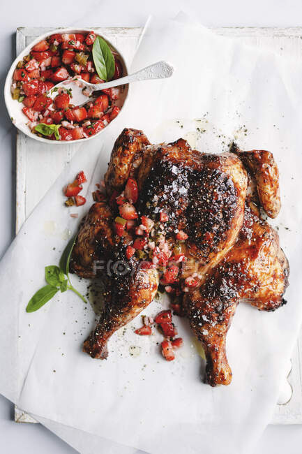 Strawberry and black pepper barbecue chicken with strawberry salsa — Stock Photo