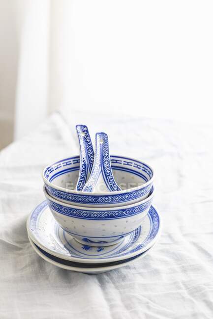 Blue and white Chinese dinner bowls and spoons — Stock Photo
