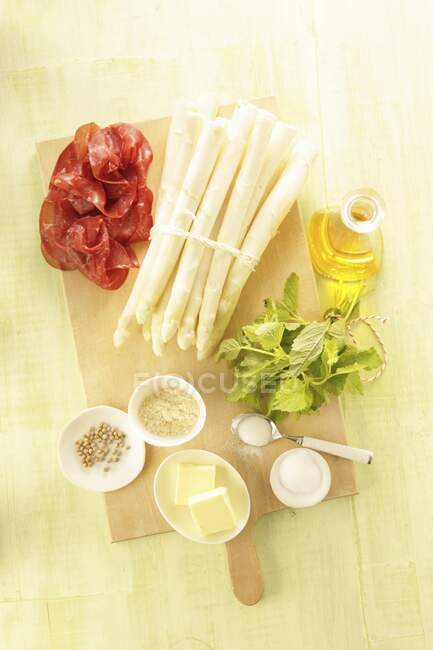 Ingredients for oven-baked asparagus with pesto, lemon balm and bresaola — Stock Photo