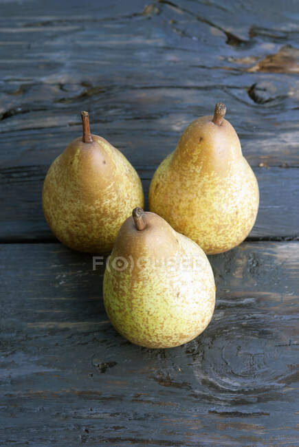 Ripe pears on a wooden background — Stock Photo