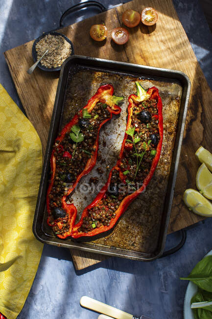 Ein spitzer Pfeffer gefüllt mit Linsen, Oliven und Dukka — Stockfoto