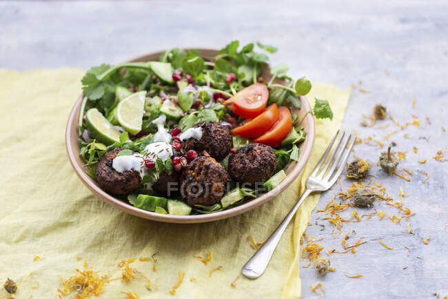 Frikadellen auf einem Salatbeet — Stockfoto
