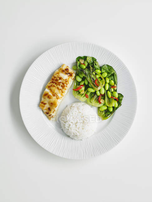 Schneller Miso-Kabeljau mit edamamem Salat — Stockfoto