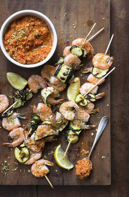 Grilled chicken skewers with vegetables and spices on a wooden background — Stock Photo