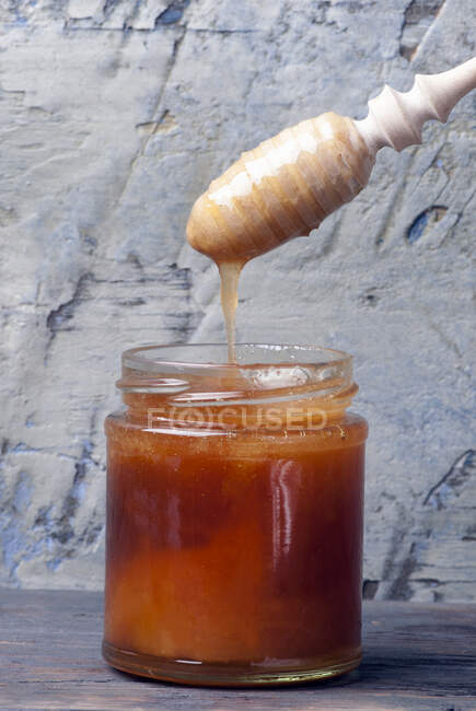 Greek honey being poured — Stock Photo