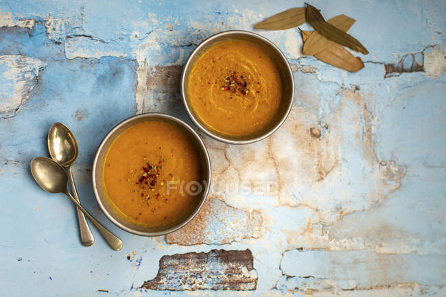 Zuppa di crema di zucca in ciotole — Foto stock