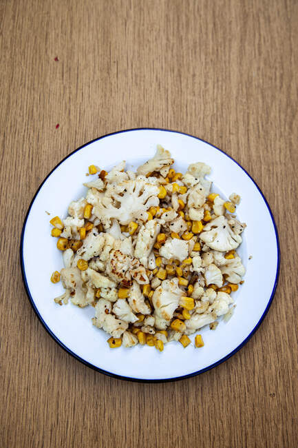 Coliflor asada con maíz - foto de stock