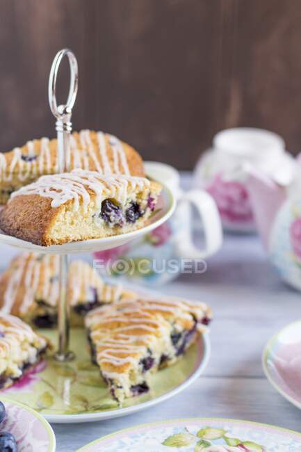 Blaubeer-Scones auf einem Kuchenständer für Teatime — Stockfoto