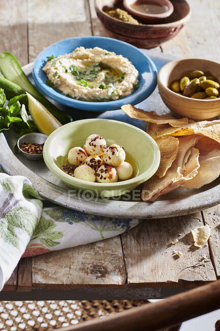 Гумус, маслини, сирні кульки й яловичину. — стокове фото