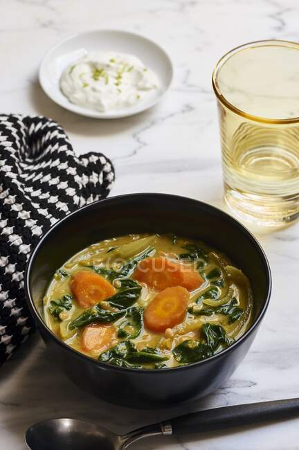 Spinach curry with carrots and red lentils — Stock Photo