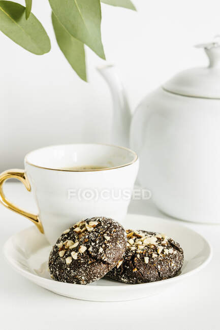 Primo piano di deliziosi biscotti al cioccolato con mandorle — Foto stock