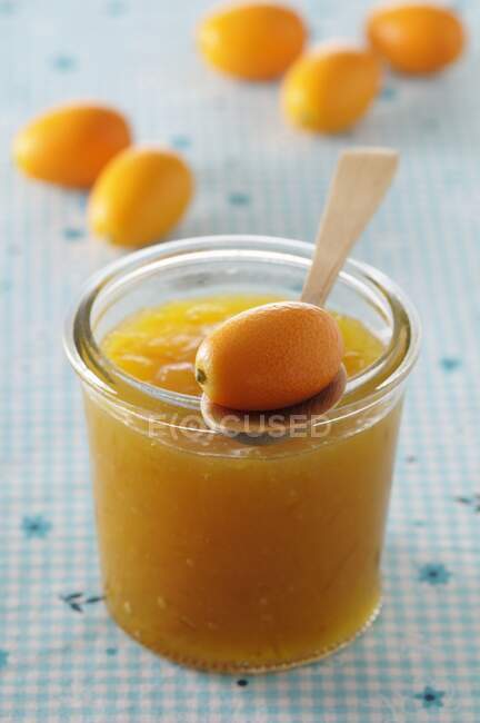 Un bicchiere di marmellata di kumquat — Foto stock