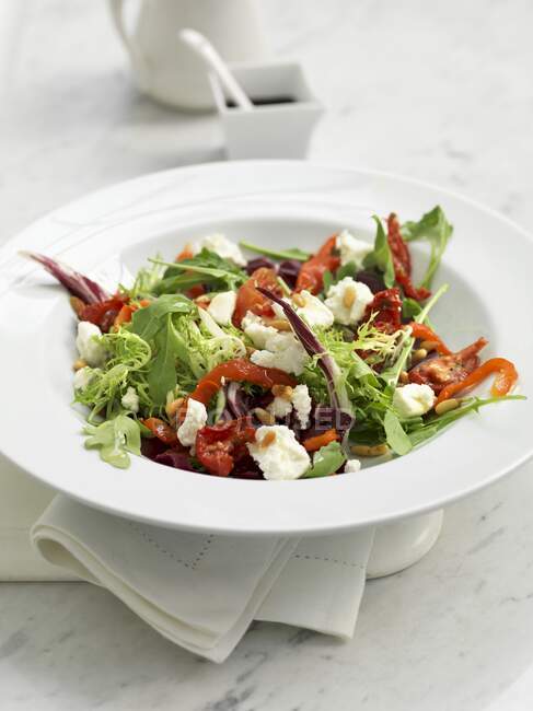 Gemischter Salat mit Ziegenkäse, Paprika und Pinienkernen — Stockfoto