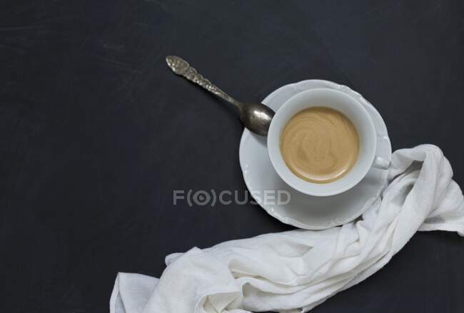 Une tasse de café sur fond noir — Photo de stock