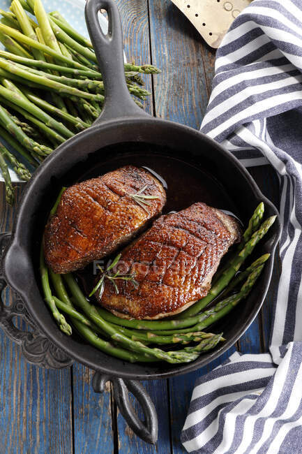 Roast duck breast with green asparagus — Stock Photo