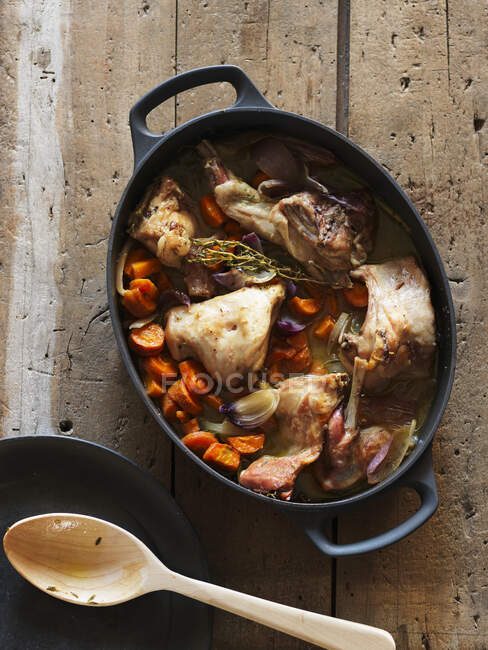 Braised rabbit with carrots and onions — Stock Photo