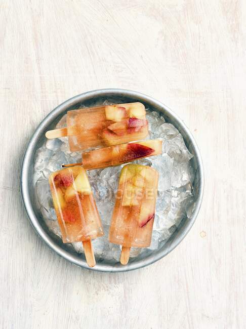 Home-made fruit ice lollies — Stock Photo