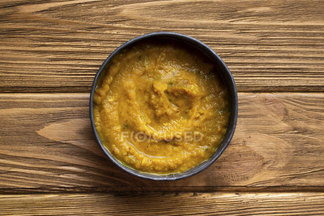 Sopa indiana Dal em fundo rústico de madeira — Fotografia de Stock