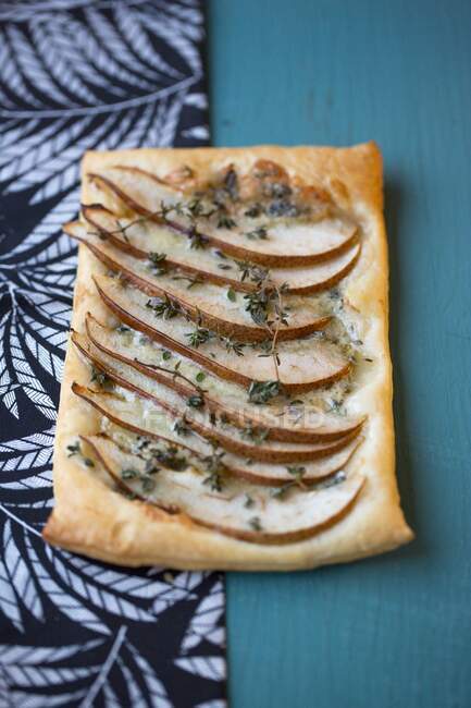 Blue cheese, pear, and thyme tart — Stock Photo