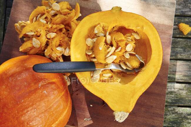 Hollowing out a pumpkin — Stock Photo