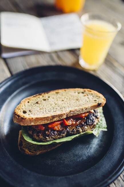 Nahaufnahme von leckeren Hamburgern und Orangensaft zum Mittagessen — Stockfoto