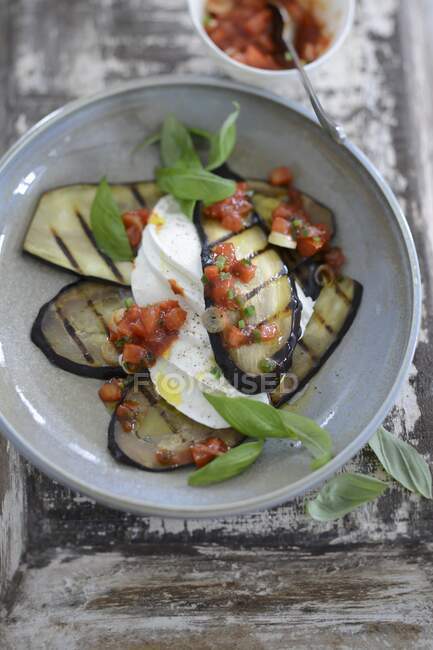 Gegrillter Auberginen-Salat mit Mozzarella und Basilikum — Stockfoto