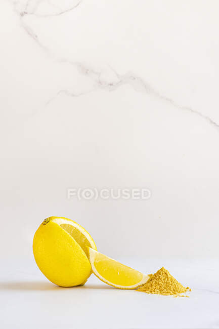 Limone con cuneo e limone in polvere — Foto stock
