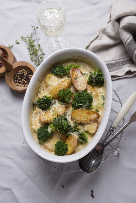 Веганская выпечка из картофеля и брокколи — стоковое фото