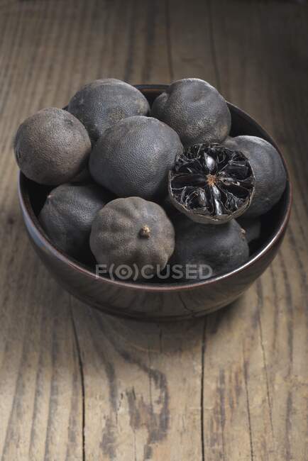 Loomi (limes séchées, Moyen-Orient) dans un petit bol — Photo de stock