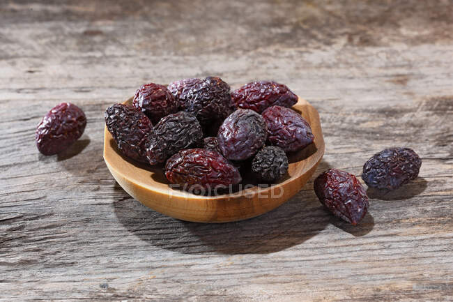 Dried cranberries on wooden background — Stock Photo