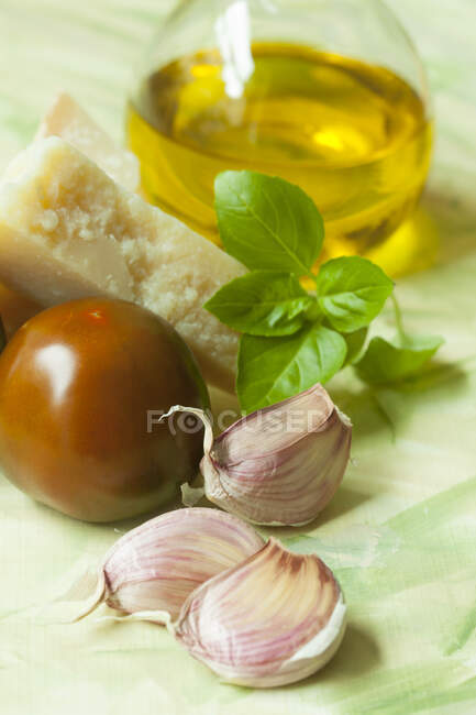 Alho, tomate, queijo parmesão, manjericão e azeite — Fotografia de Stock
