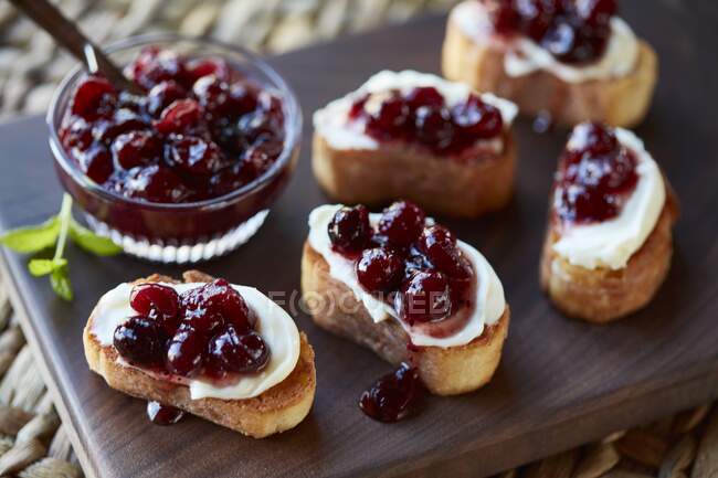 Molho de cranberry e queijo fresco em pão torrado — Fotografia de Stock