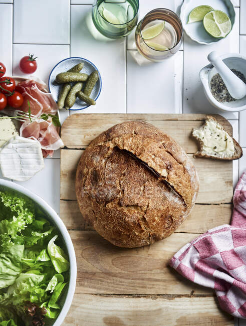 Домашній хліб з кислого тіста зі свіжим салатом — стокове фото