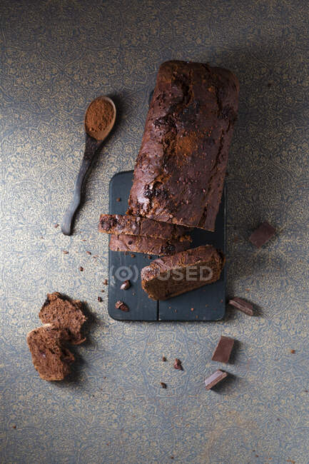 Pastel caja de chocolate con plumas de cacao - foto de stock
