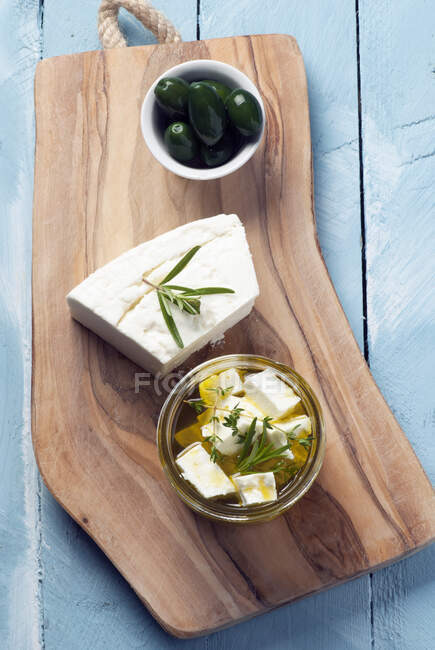 Feta cheese, olives and marinated feta in olive oil — Stock Photo