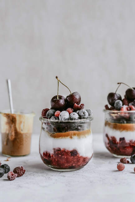 Desserts im Glas mit Himbeeren, Blaubeeren, Kirschen und Erdnussbutter — Stockfoto