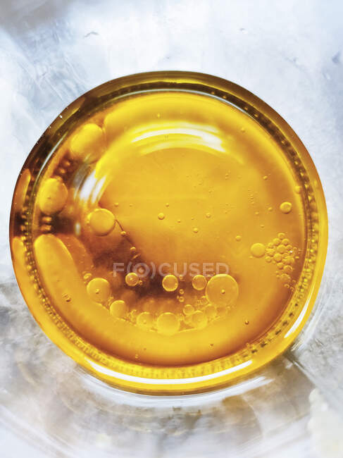 Mischung aus Öl und Essig in einem Glas (Draufsicht)) — Stockfoto