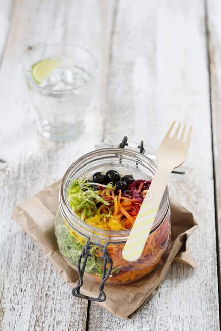 Salada de arco-íris em frasco de vidro aberto com beterraba, cenoura, pimentão amarelo, alface e mirtilos — Fotografia de Stock