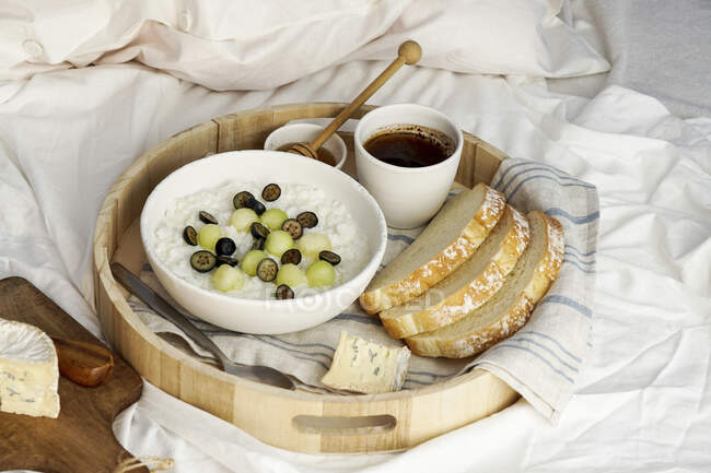 Сніданок у ліжку - рисова порція з медом та динею, чорниця — стокове фото